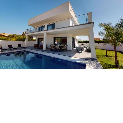 Luxury Modern & Sunny Villa