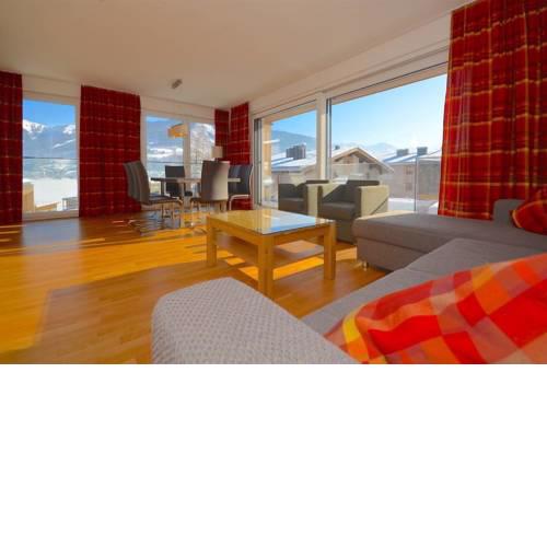 Luxury Penthouse with Lake, Mountain views, free parking,Wi-fi and Roof top Dining patio