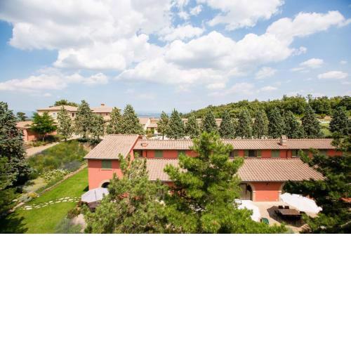 Luxury Resort with swimming pool in the Tuscan countryside, apartments with private outdoor area with panoramic view
