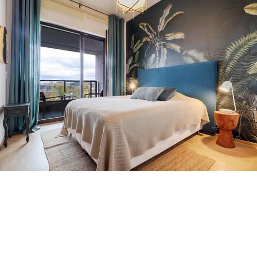 Luxury Riverfront Appt near Centre with View & Balcony