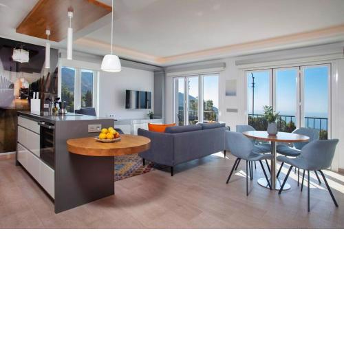 Luxury sea view apartment & pool