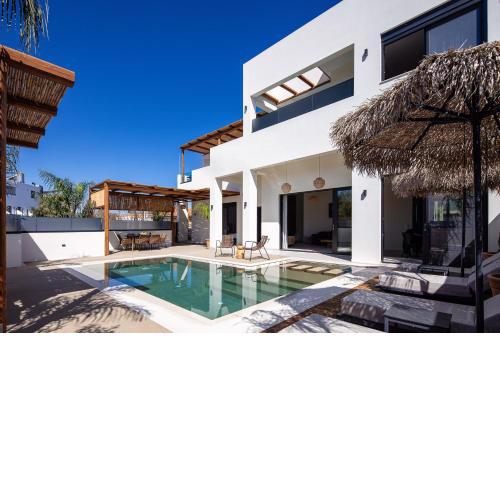Luxury Seaside Aptm - Private Pool - 100m from the beach