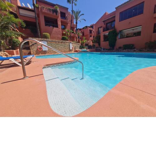 Luxury Spacious Penthouse & garage 150m to Beach