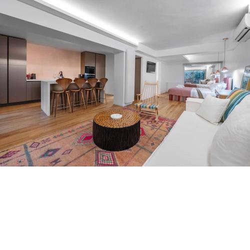Luxury stay with patio, downtown Athens
