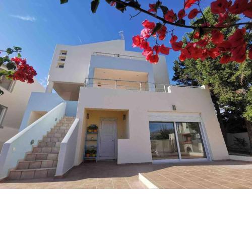 Luxury Three floors villa with pool