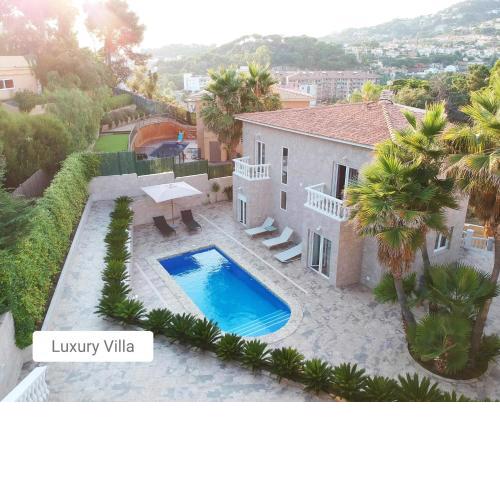 Luxury Villa - Private Beach and Pool -