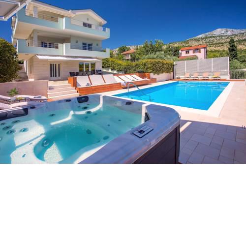 Luxury VILLA LOVRIC heated pool, jacuzzi, sauna, private tavern, 8 person