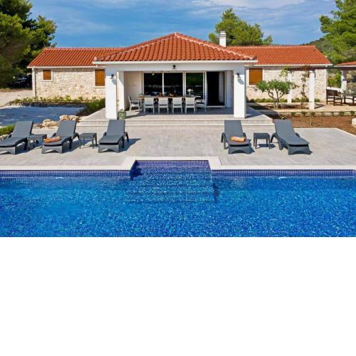 Luxury Villa Nature with heated private pool, sauna & fire pit