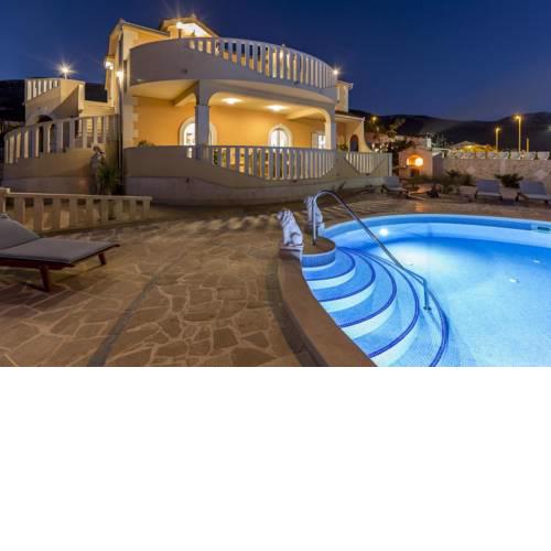 Luxury Villa Two Lions With Heated Pool