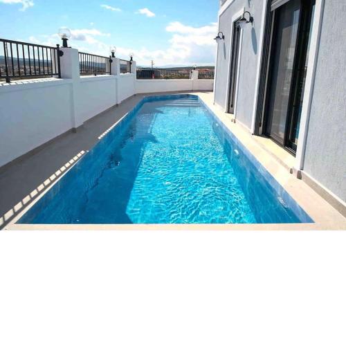 Luxury villa with a great pool close to the sea