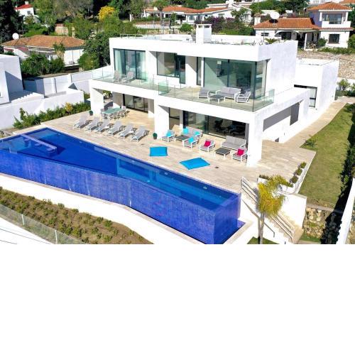 Luxury villa with Infinity pool