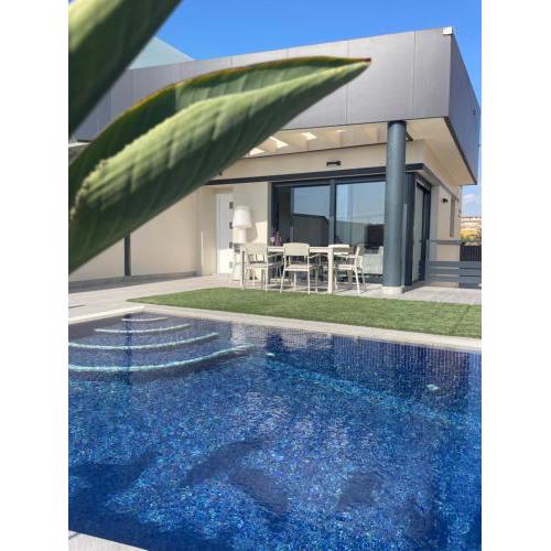 Luxury Villa with pool 1st line the sea & car