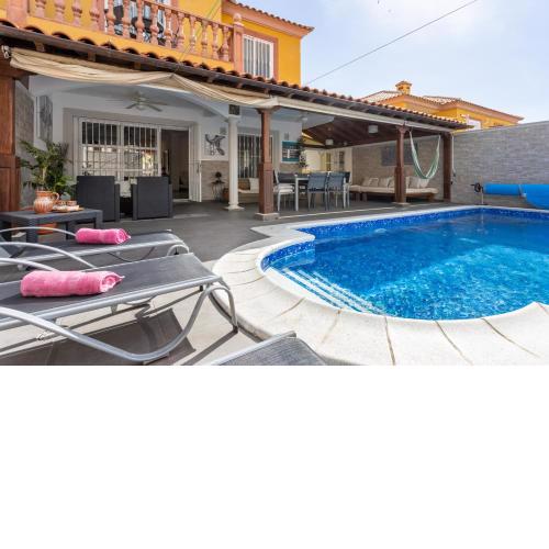 LUXURY VILLA WITH PRIVATE POOL WITH AIRCON,Playa del Duque