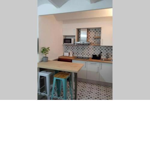 M2 Cool apartment next to metro. 15m to center