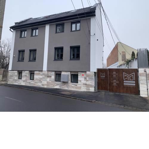 M70 Apartmanház