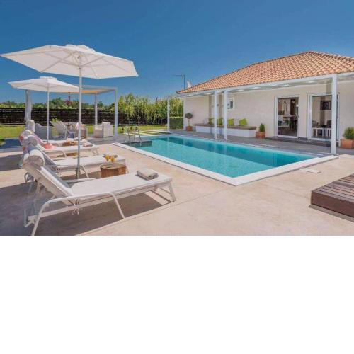 Madini Luxury Villa With Private Pool - Happy Rentals