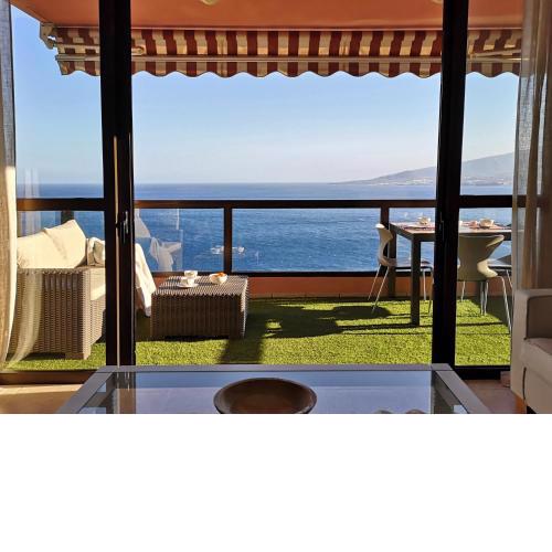 Magnific flat with panoramic sea views