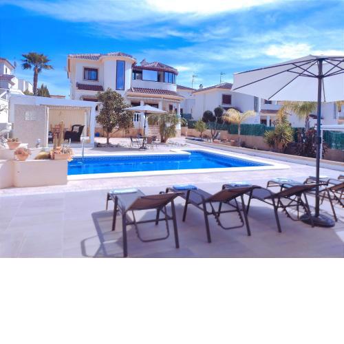 Magnífica villa con piscina La Marina-Oasis a 3km de la playa