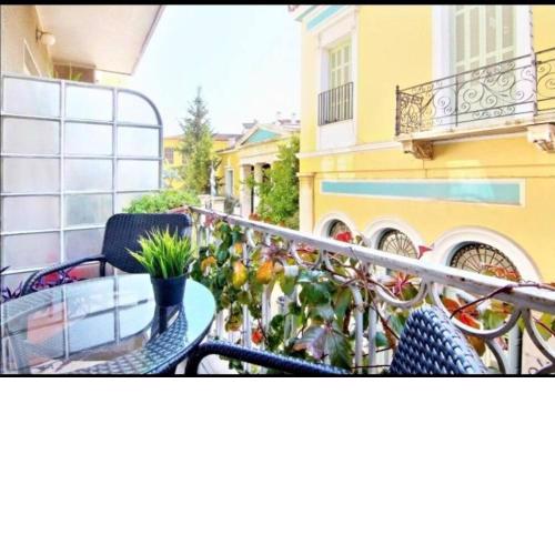 Magnificent apartment under the Acropolis