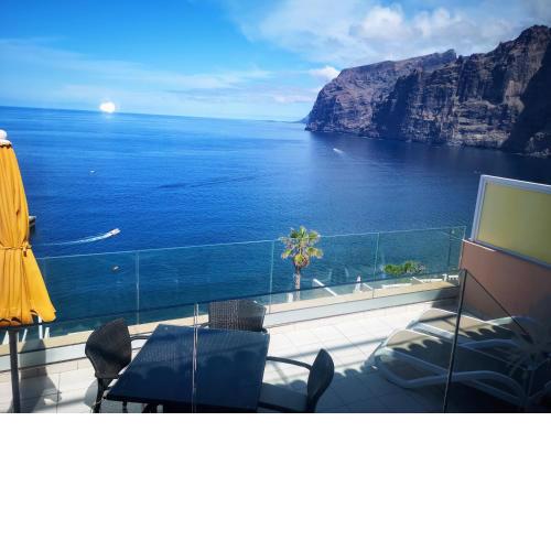 Magnificent Apt. with Sea View, Cliff & Marina