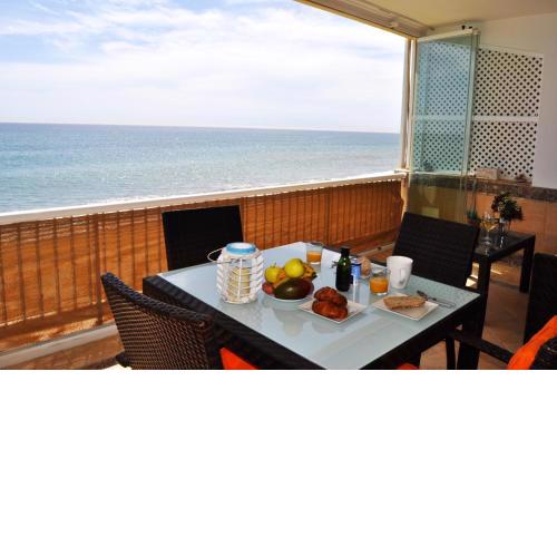 Magnificent Front Sea Views Apartment