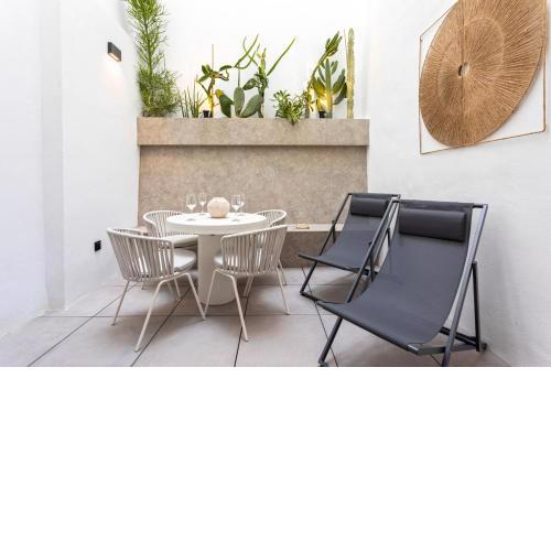 Magnificent Renovated 2BD 2BTH Duplex with Backyard - City Centre
