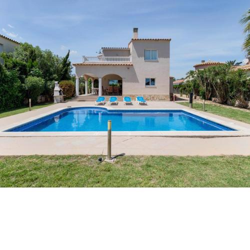 Magnificent Villa in Sant Pere Pescador with Private Pool