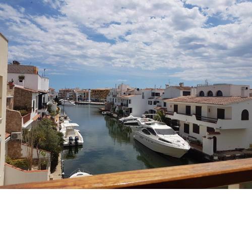 Magnífico apartamento junto al canal principal.
