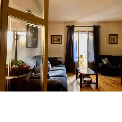 Maison Biscuit. Apartament a la plaça de la vila