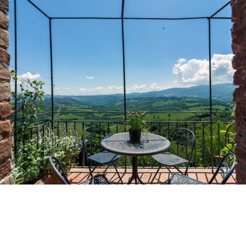 Majestic Holiday Home in Montecastelli with Terrace