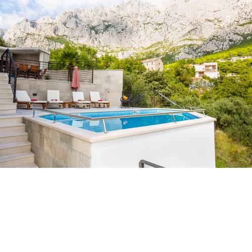 Makarska Villa Sleeps 8 with Pool Air Con and WiFi