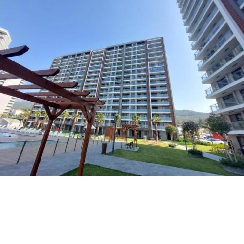 manisa nın en merkezi konumunda havuzlu 1+1 daire
