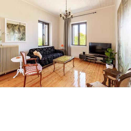 Mansion of 120 m2, with high ceilings and big yard