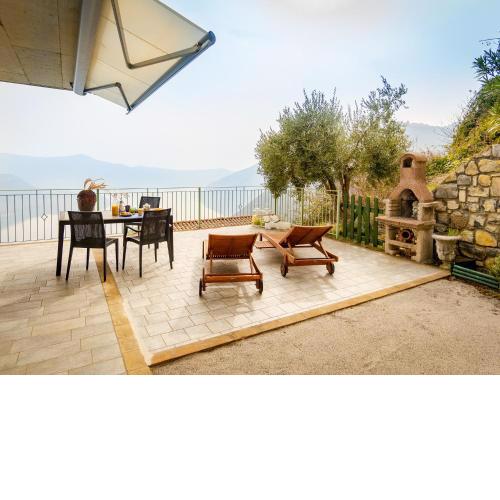 Mantegna - garden with Lake view and swimming pool