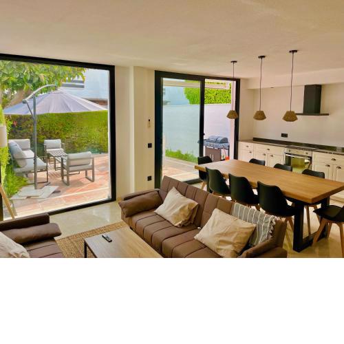 Marbella 150 meter to the beach - total newly renovated townhouse 4BR 3 baths 70 m2 rooftop with open view and garden 35m2