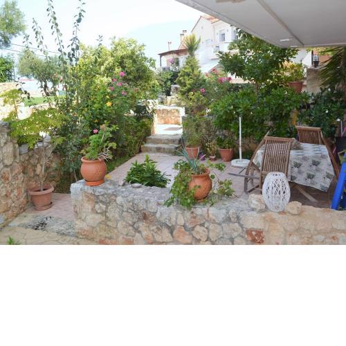 MARILIA Poolside Apartment