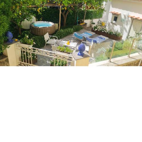 MARILISE - La maison bleue private hot tube, garden & terrace