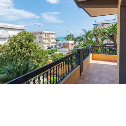Marina Di Ragusa Cozy Apartments with Private Parking