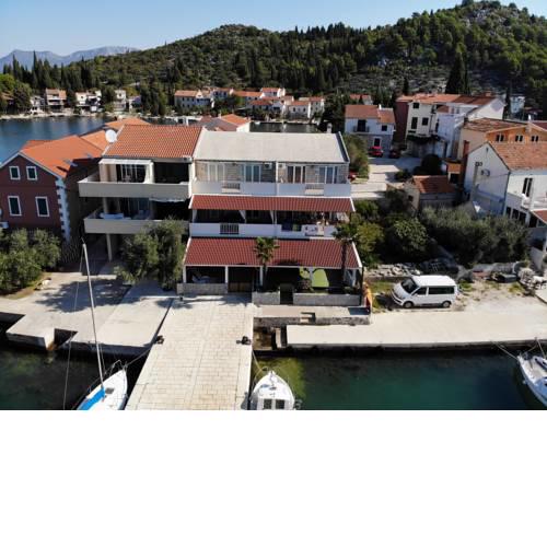 Marinus Apartments