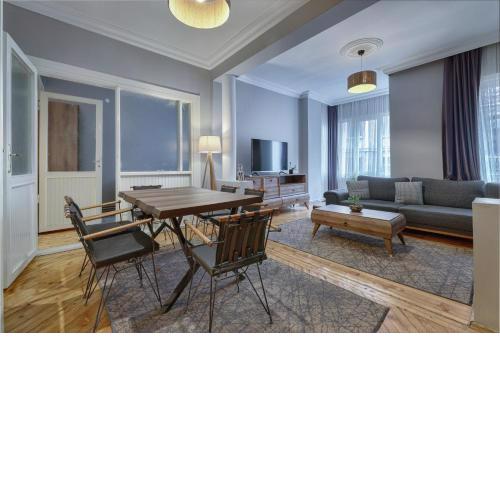 MARVELOUS 4 BEDROOM APARTMENT / PERFECT LOCATION