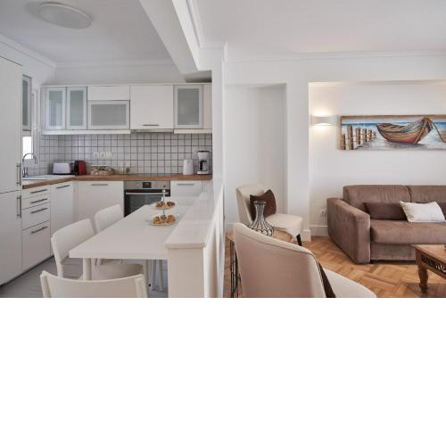 Marvelous n Bright Apt next to Megaro Mousikis