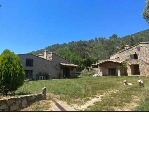 Masia cerca del río muga