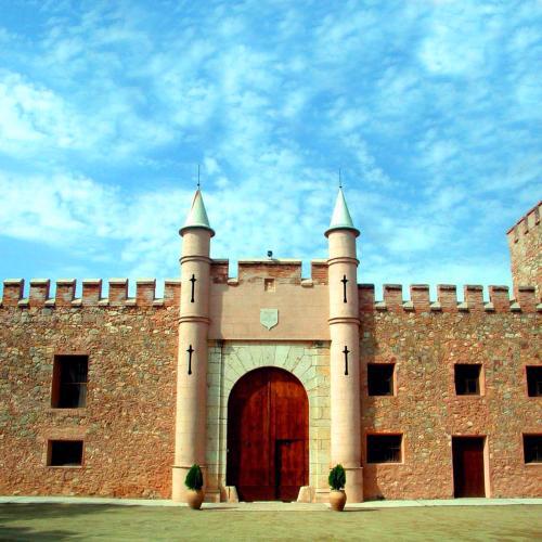 Masía de San Juan Casas Rurales con piscina, aire acondicionado y vistas a la montaña