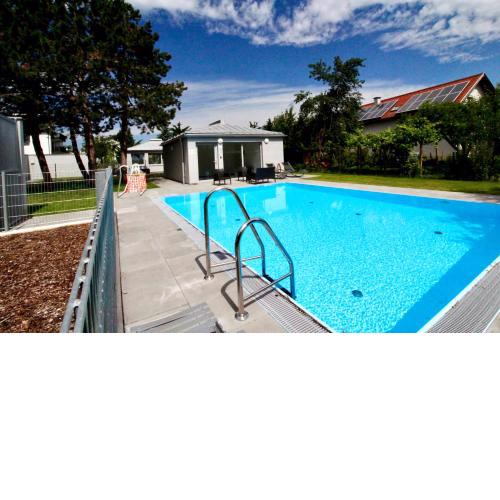 Maureen Lovely 2 Bedroom Unit with Community Pool