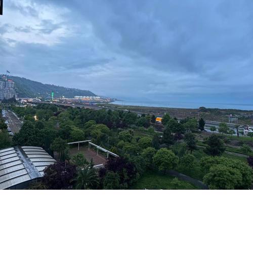 Merkez de hemen sahil de deniz ayaklarınızın altında huzur verici bir ortamda keyifli bir tatil