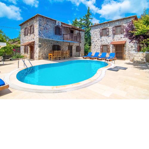 Merkezi Konumda Özel Havuzlu Taş Villa