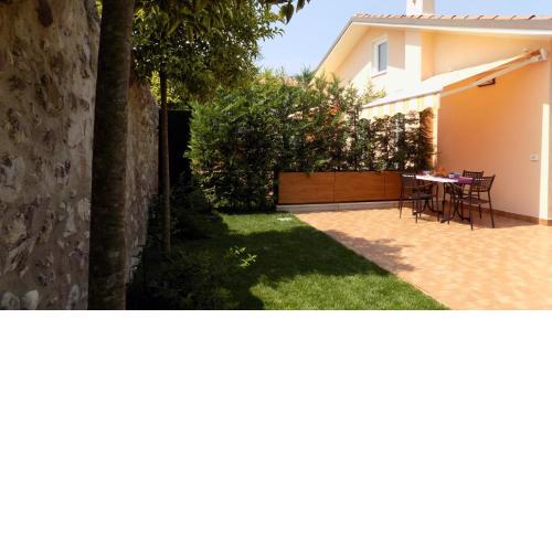 MillyHolidays - Apartment Lillà in the Center with Private Garden and Spa Pool