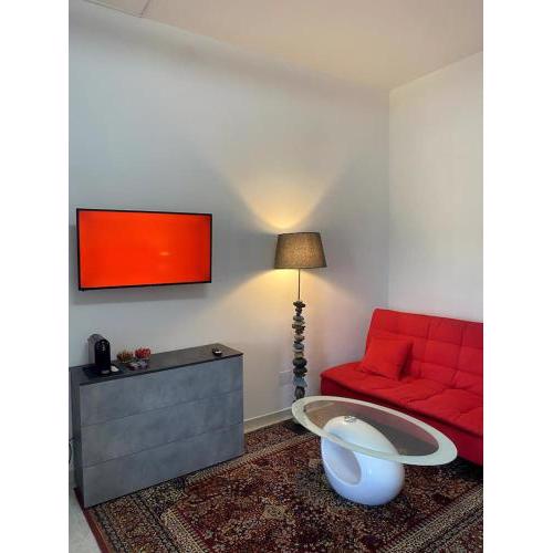 Mini Red Hub - Design Apartment