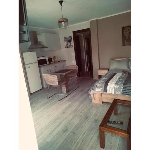 Minimal & cozy ΣΤΟΥΝΤΙΟ ΜΕ ΔΩΡΕΑΝ ΧΩΡΟ ΣΤΑΘΜΕΥΣΗΣ