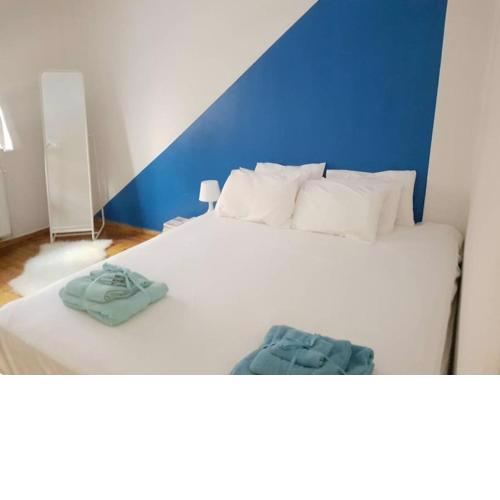 Minimal decorated apartment close to city center, 5 years hosting experience